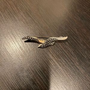 Vintage silver-toned seagull brooch